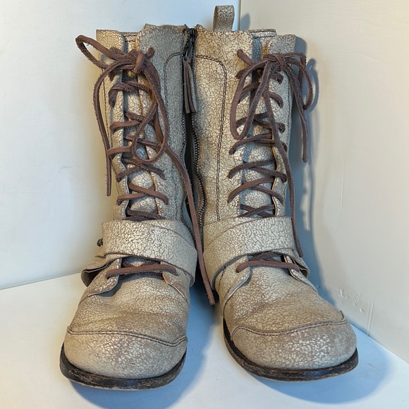 Gee WaWa Shoes - Gee WaWa cream crackle-leather combat boots